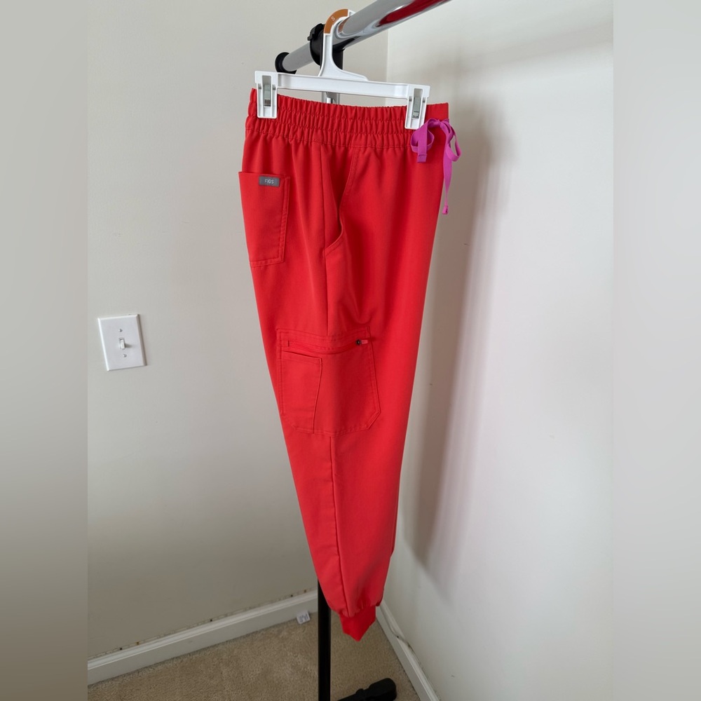 Figs Scrubs- Fireside High Waisted Uman Relaxed - Jogger Pant/ Catarina Top